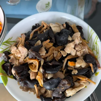 Chicken with wood ear and lily flower