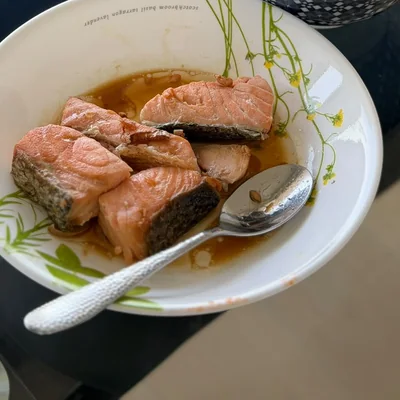 Pan-fried salmon with tomato noodles